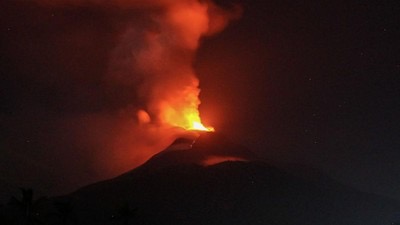 gambar erupsi gunung lewotobi laki-laki di flores yang menunjukkan lahar menyala-nyala di puncak gunung