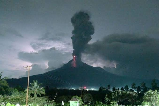 gambar erupsi gunung lewotobi laki-laki yang menunjukkan awan hitam pekat disertai gemuruh petir di puncak gunung